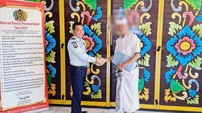 Kepala Subseksi Pelayanan Tahanan Rutan Negara, I Nyoman Tulus Sedeng secara simbolis menyerahkan SK Remisi Khusu Hari Nyepi 2023 kepada salah satu perwakilan WBP Rutan Negara. (Foto:Dok.Kanwil Kemenkumham Bali)
