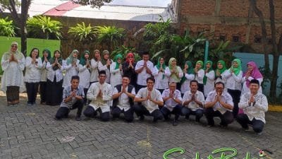 Kepala SD Sunter Jaya 07, Widiyanto, S.Ag, M.Pd.B, bersama para dewan guru dan siswa (Foto:Erfan Sudutpandang.id)