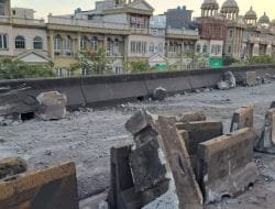 Polisi Bersihkan Puing MCB di Jembatan Layang Pesing