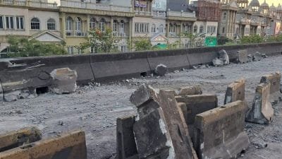 Polisi Bersihkan Puing MCB di Jembatan Layang Pesing