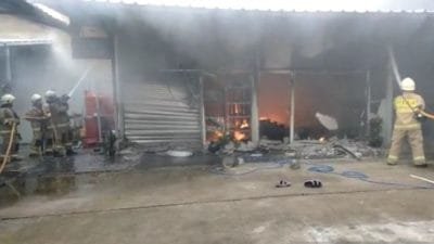 Bengkel Motor di Pondok Kelapa Ludes Terbakar