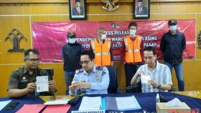 Kakanim Denpasar, Tedy Riyandi (kiri) dan Kasi Inteldakim, Iqbal Rifai (kanan), saat konferensi pers, Selasa (14/3/2023). Foto:One SP