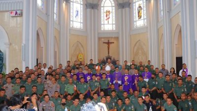 Umat Katolik TNI-Polri Gelar Perayaan Ekaristi di Katedral Sintang