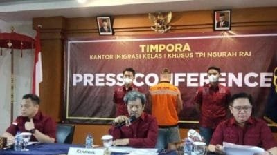 Kakanwil Kemenkumham Bali, Anggiat Napitupulu (tengah didampingi, Kadiv Keimigrasian, Barron Ichsan (kiri) dan Kanim Ngurah Rai, Sugito (kanan)saat konferesi pers di Jimbaran, Badung, Senin (17/4/2023)