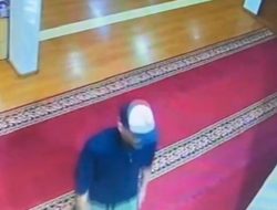 Terganggu Suara Murottal Al Quran, Bule Australia Ludahi Jemaah Masjid di Bandung