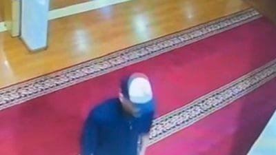 Tangkapan layar video bule Australia saat masuk Jami Al-Muhajir, Kecamatan Buah Batu, Kota Bandung, Jumat (28/4/2023)