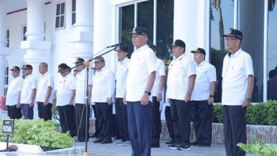 Bupati H. Surya memimpin apel gabungan perdana usai cuti Hari Raya Idul Fitri 1444 H atau Lebaran di halaman kantor Bupati Asahan, Rabu (26/4/2023).