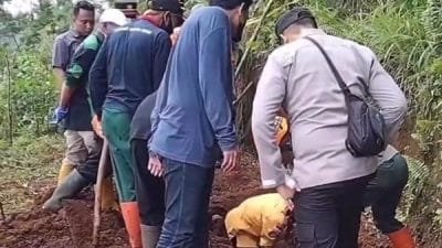 Proses pencarian jenazah korban pembunuhan dukun pengganda uang di Banjarnegara, Jawa Tengah