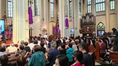 Umat Katolik Ikuti Jumat Agung di Gereja Maria Diangkat ke Surga