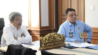 Kakanwil Kemenkumham Bali, Anggiat Napitupulu bersama Kadiv Keimigrasiaan, Barron Ichsan menghadiri rapat koordinasi (Rakor) soal penertiban WNA yang berulah di Pulau Dewata melalui video conference, Senin (3/4/2023).