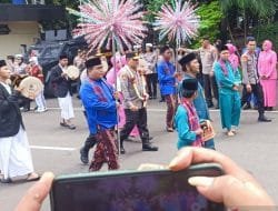 Polda Metro Jaya Pakai Tradisi Palang Pintu Sambut Kapolda Baru