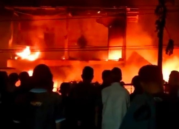 Kebakaran dahsyat melanda pemukiman warga di Kedoya Utara, Kecamatan Kebon Jeruk, Jakarta Barat, pada Kamis (6/4/2023) malam.