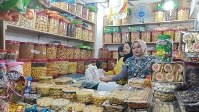 Pendapatan Penjual Kue Kering Pasar Jatinegara Naik Dua Kali Lipat