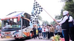 Gubernur Khofifah memberangkatkan bus mudik gratis Jakarta-Jatim dari Halaman Padepokan Pencak Silat TMII, Jakarta Timur, Selasa (18/4/2023)