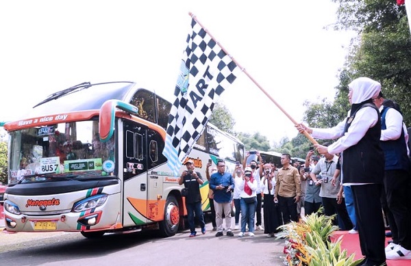 Gubernur Khofifah memberangkatkan bus mudik gratis Jakarta-Jatim dari Halaman Padepokan Pencak Silat TMII, Jakarta Timur, Selasa (18/4/2023)