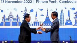 Serah terima Keketuaan ASEAN dari PM Kamboja Hun Sen kepada Presiden Jokowi selama KTT ASEAN di Phnom Penh, Kamboja pada 13 November 2022