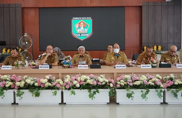 Bupati Asahan, H. Surya, memimpin Rapat Koordinasi Pemerintahan (Rakorpem) bulan April 2023 di Pendopo Rumah Dinas Bupati, Senin (10/4/2023).