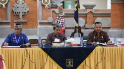Kakanwil Kemenkumham, Bali Anggiat Napitupulu (tengah) didampingi Kadiv Administrasi, Mamur Saputra (kanan) dan perwakilan dari Biro Kepegawaian Kemenkumham (Foto: Dok.Kemenkumham Bali)