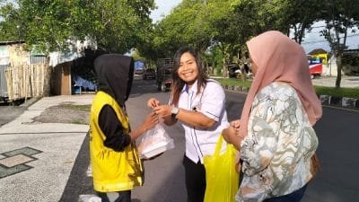 Ketua SMSI Kota Mataram, Sofie, saat membagikan makanan buka puasa , Minggu (2/4/2023)