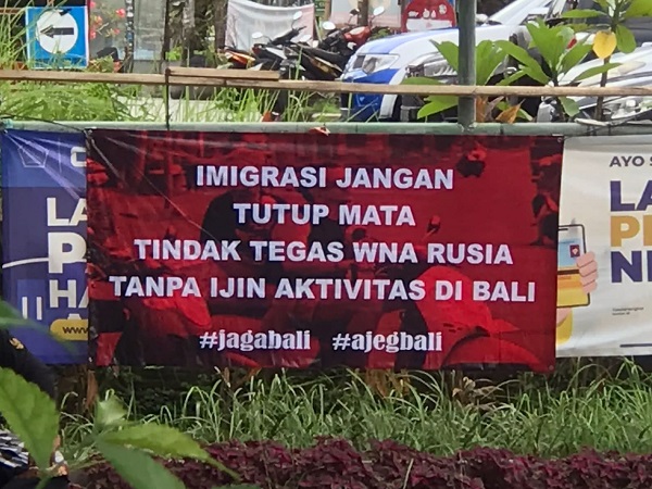 Spanduk sentilan kepada Imigrasi yang terpasang di Denpasar