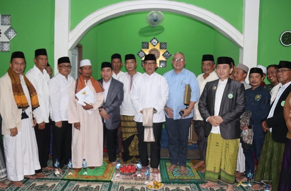 Plt. Bupati Bogor, Iwan Setiawan, saat kegiatan Tarawih Keliling (Tarling) perdana di bulan Ramadhan 1444 H di Masjid Al Barokah, Desa Buanajaya, Kecamatan Tanjungsari, Senin (3/4/2023) malam.