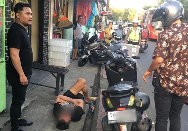 AT (35) bule Rusia mabuk dan tidur di jalanan di Ubud, Kabupaten Gianyar, Bali, diamankan Imigrasi Denpasar (Foto:istimewa)