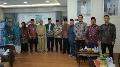 Bupati Asahan H. Surya, BSc didampingi Kadis Kominfo Syamsuddin menerima audiensi Pimpinan Daerah (PD) Muhammadiyah Kabupaten Asahan di Ruang Kerja Rumah Dinas Bupati Asahan, Selasa (16/5/2023).