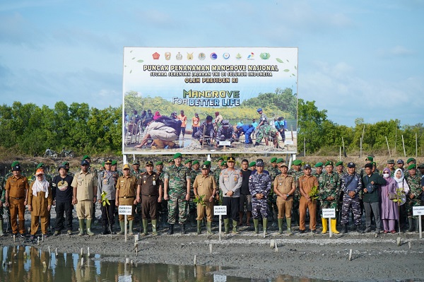Bupati Asahan H. Surya mengikuti acara penanaman mangrove nasional