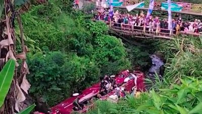 bus pariwisata mengalami kecelakaan masuk ke jurang di Kawasan Wisata Guci, Kabupaten Tegal, Jawa Tengah (Jateng), pada Minggu (7/5/2023).