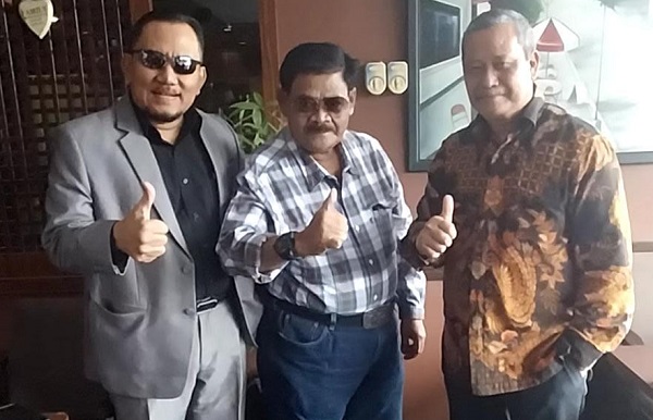 Presiden Kongres Advokat Indonesia (KAI) Erman Umar, SH (kanan), Ketum NCW, Cak Herry SL (tengah) dan Wakil Presiden KAI, H. Aprillia Supaliyanto, SH. MH (kiri), usai rapat koordinasi di Senayan, Jakarta, Sabtu (27/5/2023) Foto:Istimewa