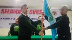 Ketua Forum Wartawan Mahkamah Agung (Forwama) terpilih Emil Poster Simatupang (kiri) menerima bendera pataka dari Ketua Panitia Pemilihan Jimmy Endey (kanan) di Gedung Joang 45, Jakarta Pusat, Sabtu (20/5/2023) Foto: istimewa