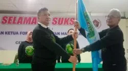 Ketua Forum Wartawan Mahkamah Agung (Forwama) terpilih Emil Poster Simatupang (kiri) menerima bendera pataka dari Ketua Panitia Pemilihan Jimmy Endey (kanan) di Gedung Joang 45, Jakarta Pusat, Sabtu (20/5/2023) Foto: istimewa