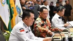 Gubernur Kepri H. Ansar Ahmad mendampingi Mendagri Tito Karnavian Rakor Pengendalian Inflasi, Evaluasi Pelaksanaan APBD TA 2022 sekaligus Evaluasi APBD Triwulan I TA 2023 Provinsi Kepri yang berlangsung di Kota Batam, Jumat (19/5/2023). Foto:Dok.Diskominfo Kepri