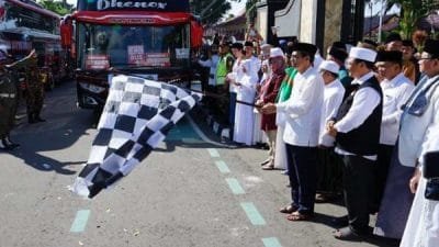 Bupati Suprawoto melepas keberangkatan 533 Jemaah Calon Haji (JCH) Magetan menuju Asrama Haji Sukolilo, Surabaya, Jawa Timur, Minggu (28/5/2023). Foto:Istimewa