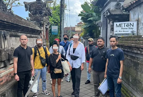 Tim Intedakim Singaraja dan Denpasar berhasil mengamankan tiga WNA asal Rusia yang berulah di Pura Pengubengan Besakih, Karangasem berhasil dibekuk tim imigrasi. Mereka ditangkap di wilayah Ubud, Kabupaten Gianyar, pada Senin (1/5/2023) siang. Foto:istimewa