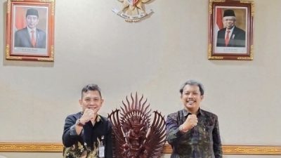 Kakanwil Kemenkumham Bali, Anggiat Napitupulu (kanan) dan Kepala Kantor Regional X BKN Denpasar, Paulus Dwi Laksono Harjono (kiri). Foto:Dok.Kemenkumham Bali