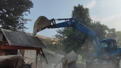 Pemkot Bongkar 54 Kios di Bantaran Kali IKIP Pulogadung
