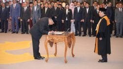 Ketua Mahkamah Agung (MA) Prof. Dr. H. M. Syarifuddin, S.H., M.H., mengambil sumpah Perry Warjiyo, S.E., M.Sc., Ph.D., sebagai Gubernur Bank Indonesia di Gedung MA, Jakarta, Rabu (24/5/2023) Foto:Dok.Humas MA