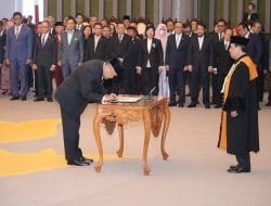 Ketua MA Ambil Sumpah Perry Warjiyo Sebagai Gubernur BI