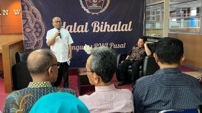 Ketua Umum PWI Pusat, Atal S Depari saat menyampaikan sambutan acara Halal Bihalal di Sekretariat PWI Pusat, Kebon Sirih, Jakarta, Rabu (10/5/2023).