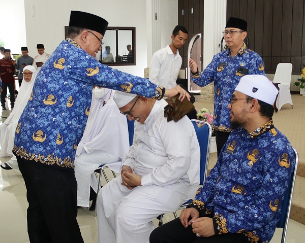 Sekda Kabupaten Asahan John Hardi Nasution secara resmi menutup manasik haji akbar