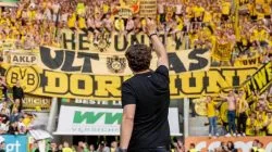 Pelatih Borussia Dortmud, Edin Terzic menyapa supporter usai mengalahkan Augsburg dengan skor 3-0 pada pekan ke-33 di Stadion WWK Arena, Augsburg, Jerman, Minggu (21/5/2023) Foto:Dok.Twitter @BVB
