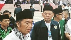 Ketua Umum PB Al-Khairiyah KH Ali Mujahidin (kanan) dan Pj Gubernur Banten Al-Muktabar (kiri) saat ditanya wartawan usai Pembukaan Rakernas Al-Khairiyah di Jakarta, Sabtu, 6 Mei 2023