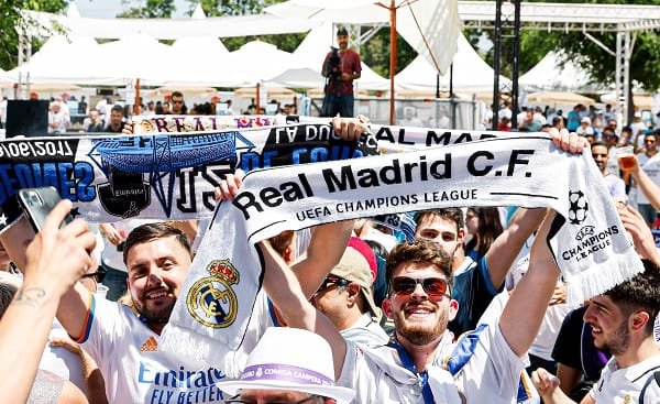 Suporter Real Madrid siap mendukung timnya menghadapi Osasuna dalam laga final Piala Spanyol