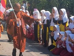 Warga Pekalongan Sambut Antusias Rombongan Biksu Thudong