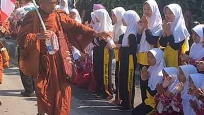 Warga Pekalongan Sambut Antusias Rombongan Biksu Thudong