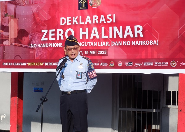 Kepala Rutan Gianyar, Muhammad Bahrun, saat apel deklarasi Zero Halinar dan penandatanganan komitmen bersama seluruh pegawai serta WBP, Jumat (19/5/2023). Foto:Dok.Kemenkumham Bali