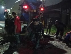 Satgas TMMD 116-Warga Bekasi Cor Jalan Hingga Malam Hari