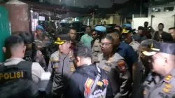 Kapolres Metro Jakarta Timur Kombes Pol Leonardus Harapantua Simarmata, Wakapolres AKBP Ahmad Fanani dan Kapolsek Jatinegara Kompol Entong Raharja turun langsung ke perumahan warga Asrama Palad Cipinang Besar Utara, Sabtu (20/5/2023) Foto: Erfan