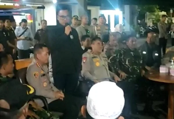 Presenter Uya Kuya saat acara diskusi bersama warga Cipinang Besar Utara di halaman Kantor Kejari Jaktim, Selasa (30/5/2023) malam. (Foto:Erfan Pratama Sudutpandang.id)